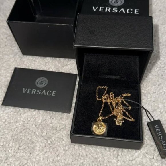 NIB Versace Medusa Head Patent Necklace in Gold - Picture 3 of 3